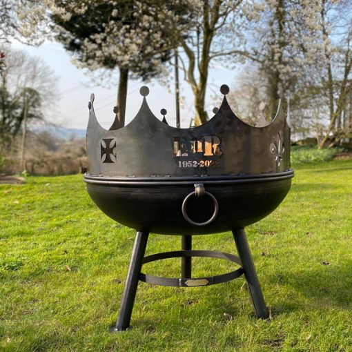 Jubilee Crown - Fire Pit - Lifestyle in garden - Firepits UK - WEB 600x600 amended